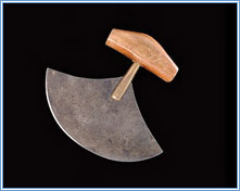 Ulu (woman's knife). Photographer: Harry Foster. Canadian Museum of Civlization.