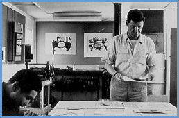 James Houston dans un atelier d'estampes, 1962. Photographie : Charles Gimpel. Affaires indiennes et du Nord Canada