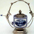 Théière bleu et blanc avec paysages orientaux
et supports argentés