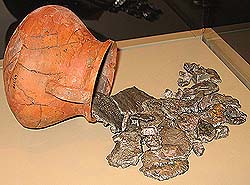 Cooking pot containing a silver hoard 