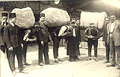 Employs turcs transportant de 
lourds 
rouleaux de tapis, vers les annes 1930.