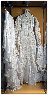 Wedding dress
Photo: Steven Darby, CMC CD2004-0245 D2004-6081