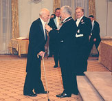 Jackrabbit Johannsen recevant l'Ordre du Canada, 1971