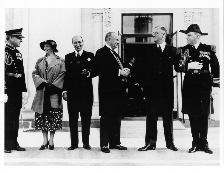 Prime Minister, Rt. Hon. R.B. Bennett meeting President Franklin Roosevelt  World Economic Conference, 1943 - Yousuf Karsh (photographer) - NAC, detail of PA145058