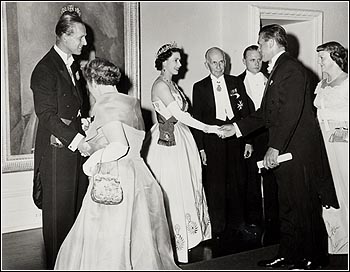 M. et Mme Richard rencontrent la reine Elizabeth en 1959.
