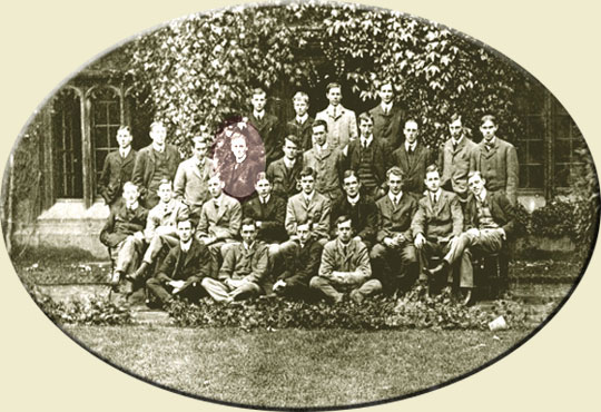 Marius Barbeau avec un groupe d'étudiants à Oxford, vers 1907. (Partant de la gauche, Marius Barbeau est le 4ième de la deuxième rangée du haut)., © MCC/CMC