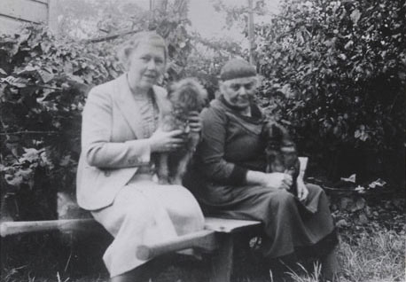 L'artiste Emily Carr ( à droite ) en compagnie de Mme Kate Stovel Mather, lors d'une visite de cette dernière chez Mme Carr à Victoria en Colombie-Britannique., © MCC/CMC, 101377-B
