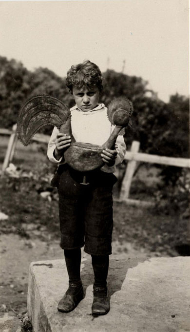 Un des jeunes fils d'Auguste Lemelin tenant une girouette de fer blanc en forme de coq., © MCC/CMC, 65769