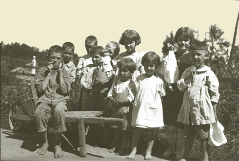 Groupe d'enfants des familles de Bruno Veillette et de N. St-Cyr, dont un jouant de la guimbarde., © MCC/CMC, 58108