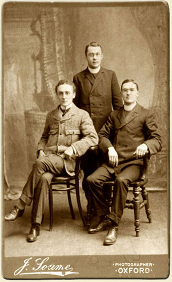« Visiteurs du Canada » Marius Barbeau à Oxford, en compagnie de deux visiteurs; (Possiblement l'honorable Louis-Philippe Pelletier (1857-1921) et le notaire Joseph Sirois)., © MCC/CMC, 86-1217