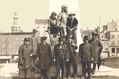 Photographie des participants de la « Veillée du Bon vieux temps » du dimanche 2 mai 1920, à l'auditorium de Québec. ( Photographie prise près du monument de Guillaume Couillard à Québec)., © MCC/CMC