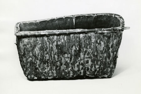 Récipient en écorce d'orme qu'on appelle aussi « mockok », utilisé par les Wyandots de Détroit pour l'entreposage du sucre d'érable granulé, provenant de la région de Detroit River. 1940., © MCC/CMC, Marius Barbeau, 87201