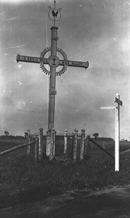 Croix de chemin avec inscription «O Croix sois mon salut» sur traverse. Mainville, Québec, 1924., © MCC/CMC, Edouard Zotique Massicotte, 62887