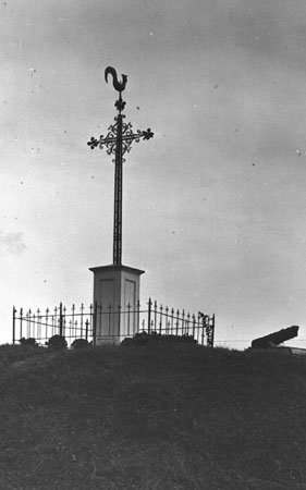 Croix de chemin en métal avec extrémités à décor fleurdelisé et coq à la cime. Bécancour, Québec, 1924., © MCC/CMC, Edouard Zotique Massicotte, 62868