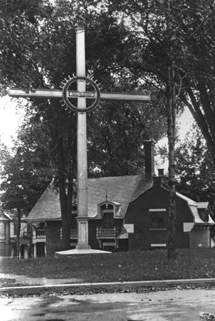 Croix de jubilé peinte en blanc avec couronne d'épines sur l'axe, érigée le 29 juillet 1827. Sainte-Hyacinthe, Québec, 1923., © MCC/CMC, Edouard Zotique Massicotte, 60063