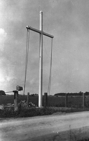 Croix de chemin venant d'être érigée. Saint-Eustache, Québec, 1923., © MCC/CMC, Edouard Zotique Massicotte, 60023