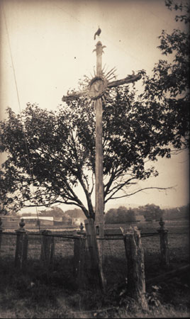 Croix de chemin ornementée d'un soleil à l'axe et d'un coq à la cime. Saint-Laurent, Québec, 1922., © MCC/CMC, Edouard Zotique Massicotte, 57895