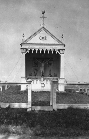Calvaire construit en 1838. Édicule de bois ouvert avec croix de métal à l'intérieur. Saint-Rémi de Napierville, Québec, 1922., © MCC/CMC, Edouard Zotique Massicotte, 57875