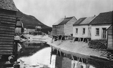 Maisons habitées par des pêcheurs à Rivière-au-Renard, Gaspésie, 1922., © MCC/CMC, Marius Barbeau, 57433
