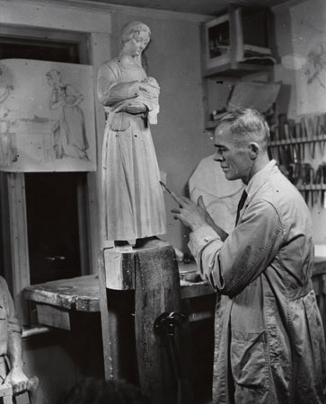 Mdard Bourgault dans son atelier, Saint-Jean-Port-Joli, Qubec, 1941., © MCC/CMC, Doug L. White, PR2003-023