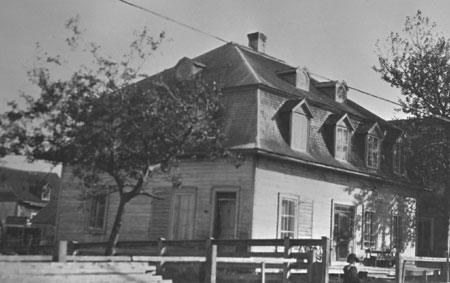 Maison avec toit en mansarde à quatre brisis, Matane, Québec, 1918., © MCC/CMC, Marius Barbeau, 43461