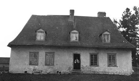 Maison française d'esprit normand avec toit pavillon à quatre eaux, Beauport, Québec, 1919., © MCC/CMC, Marius Barbeau, 46056