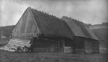 Grange à encorbellement (ou abat-vent) à pieux équarris au toit de chaume, un type de construction typique de la région de Charlevoix. Baie-Saint-Paul, Québec, 1932., © MCC/CMC, Marius Barbeau, 76428