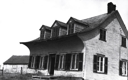 Québécois type house with bended drip mould, Yamachiche, Québec, 1937., © CMC/MCC, Marius Barbeau, 83491