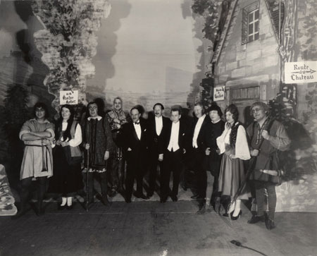 L'équipe de production et d'acteurs de la pièce «Jeu de Robin et Marion» sur la scène, lors du Festival de la chanson et des métiers du terroir, au Château Frontenac en mai 1928, Québec., © MCC/CMC, Marius Barbeau, B563-4.9