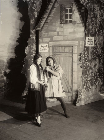Cedia Brault et Ralph Errolle interprétant leurs personnages dans la pièce « Jeu de Robin et Marion », présentée en mai 1928 dans le cadre du Festival de la chanson et des métiers du terroir au Château Frontenac, Québec., © MCC/CMC, Marius Barbeau, B563-4.11