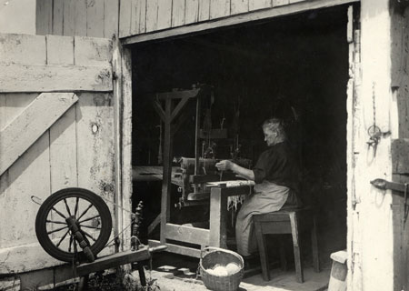 Woman weaving around Quebec City, [192-], © CMC/MCC, Marius Barbeau, B297-10.1