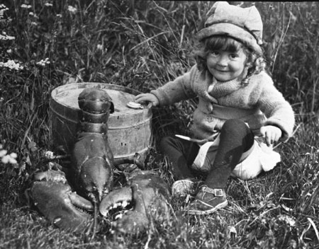 Dalila Barbeau, photographiée avec un homard de 14 livres, Port Daniel, Québec, 1922., © MCC/CMC, Marius Barbeau, 57140