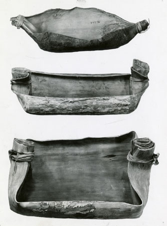 Récipients d'écorce d'orme et de tilleuil pour recueillir l'eau d'érable, 1940., © MCC/CMC, Marius Barbeau, 87191