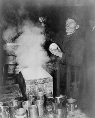 Homme faisant bouillir l'eau d'érable, Québec, c.1945., © MCC/CMC, J4334