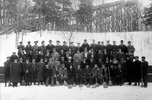 Des membres du Rideau Curling club avec des visiteurs de l'Écosse. E.L.
Brittain est au premier rang, assis, deuxième de la gauche, le 17 janvier
1912., © CMC/MCC, E.L. Brittain, CD2000-31-16a