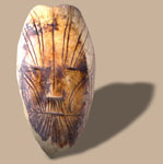 Masque miniature en ivoire représentant un visage humain, dorsétien, île Devon (Nunavut), vers 1700 av J.-C., © MCC/CMC, QkHn-13489