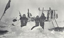 Maison de neige d'Uluksoak et trois femmes inuites du Cuivre, avec des peaux de renard séchant en arrière plan, à Bernard Harbour, Territoires du Nord-Ouest (Nunavut), © MCC/CMC, R.M. Anderson, 38972