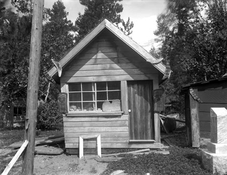 Grave house, Kimsquit, British ColumbiaSmith, © CMC/MCC, H.I. Smith, 52036