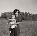 Mary Duta avec son petit garçon Ron, réserve indienne d'Oak River, Griswold, Manitoba, © MCC/CMC, Wilson D. Wallis / Ruth Sawtell, PR2005-201