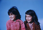 Mary et Louise Frost, jeunes filles d'appartenance gwitchin (kutchine), Old Crow, Yukon, © MCC/CMC, Père J.M. Mouchet, S2004-1359