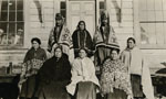 Photographie prise à Kitkatla à l'occasion de l'investiture d'un nouveau chef Tsimshian suite au décès du chef de la maison de Séks, avril 1919. © MCC/CMC, E2006-04689