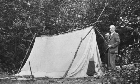 Photographie du campement de Marius Barbeau en 1929, sur la rive nord du Lava Lake, Cassiar, Colombie Britannique. © MCC/CMC 73016, CD96-807-016