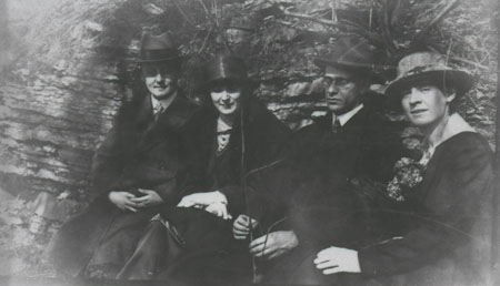 Marius Barbeau, Mme Florence Delson Sapir, Edward Sapir et Mme Marie Ernestine (Larocque) Barbeau, Ottawa, avril 1919. © MCC/CMC, 2006-00014