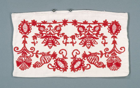 This pillow cover is made from white linen and embroidered with red silk satin and decorated with floral and bird motifs and three buttons., © CMC/MCC, 76-517