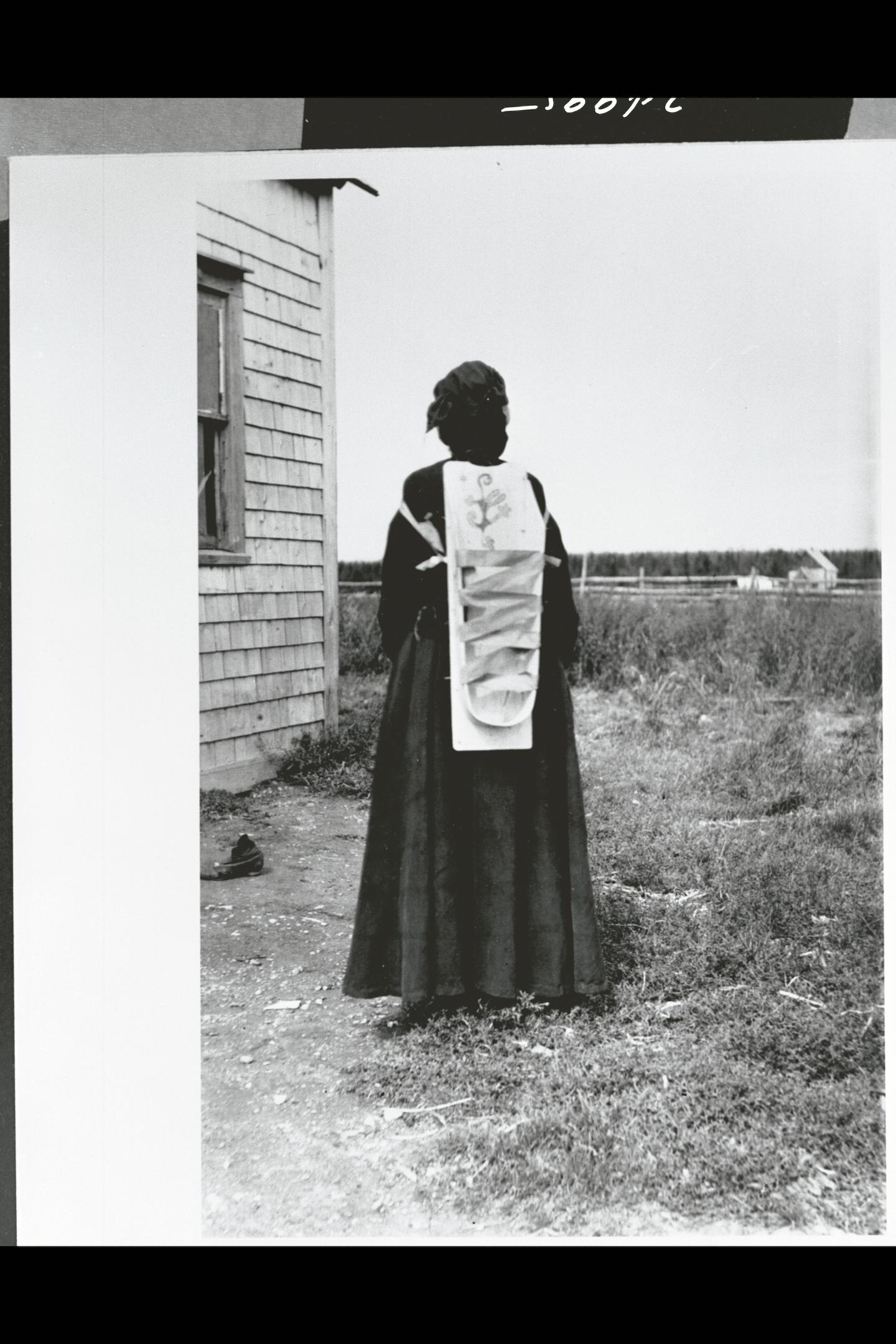 Femme Micmaque Avec Un Porte Bebe Burnt Church Nouveau Bunswick Mi Kmaq Woman With A Cradle Board Burnt Church New Brunswick Canadian Museum Of History