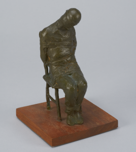 Autumn Hostage, une sculpture réalisée par William McElcheran représentant Pierre Laporte ligoté, 1971, bronze,