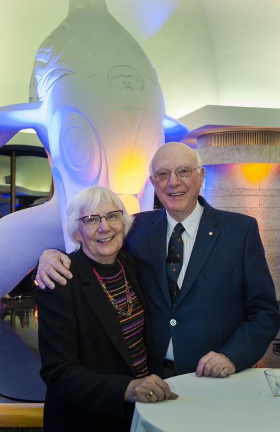 Photo du Général Manson avec Mme Manson debout devant une sculpture