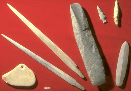 Multiple stone artifacts, mainly pointy spearheads.