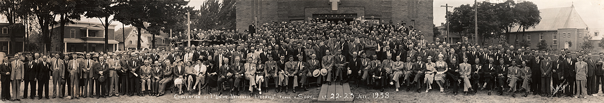 A large group of people standing in front of the Canadian Museum of History in Ottawa.
