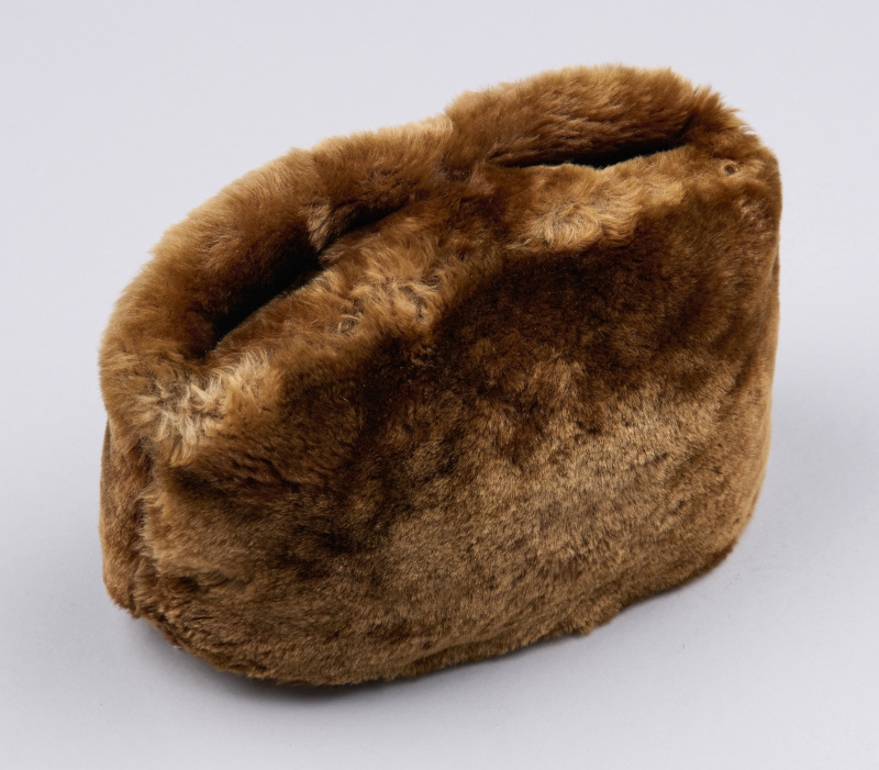A cylindrical fur hat.